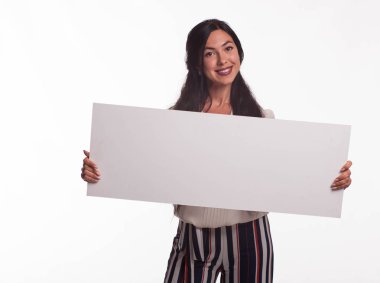 Sunu gösterilen, afiş üzerinde işaret mutlu kadın