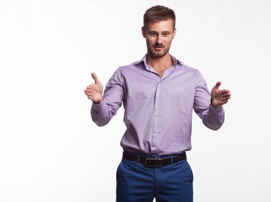 Eller tarafından gösterilen genç şaşırmış adam