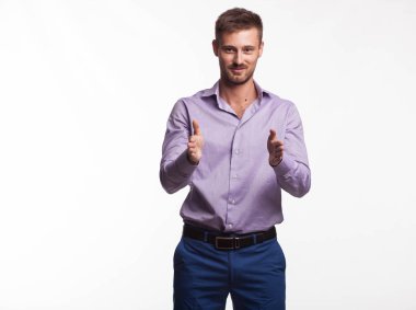 Eller tarafından gösterilen genç şaşırmış adam