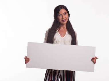 Sunu gösterilen, afiş üzerinde işaret eden kadın genç şaşırttı