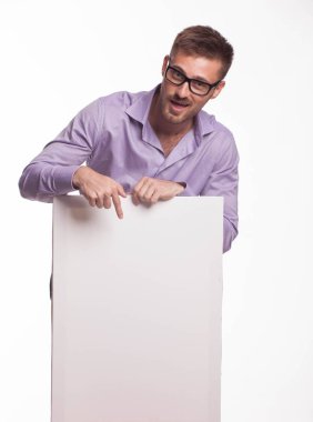 Sunu gösterilen, afiş üzerinde işaret mutlu delikanlı