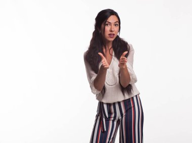 Genç kadın eller tarafından gösterilen şaşırttı