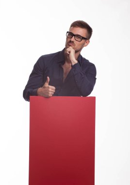 Sunu gösterilen, afiş üzerinde işaret kendine güvenen delikanlı