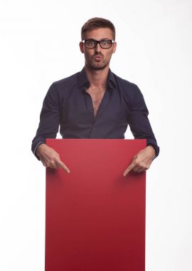 Genç sunu gösterilen, afiş üzerinde işaret eden adam şaşırttı