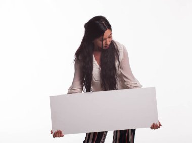 Sunu gösterilen, afiş üzerinde işaret eden kadın genç şaşırttı