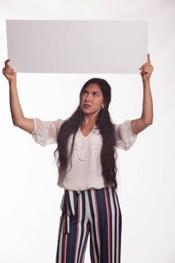 Sunu gösterilen, afiş üzerinde işaret eden kadın genç şaşırttı