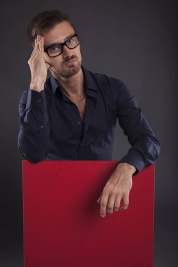 Sunu gösterilen, afiş üzerinde işaret kendine güvenen delikanlı