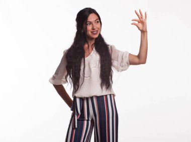 Mutlu kadın eller tarafından gösterilen