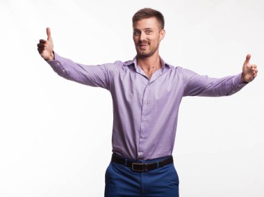 Eller tarafından gösterilen genç memnun adam