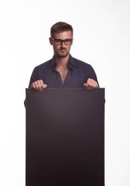 Sunu gösterilen, afiş üzerinde işaret kendine güvenen delikanlı