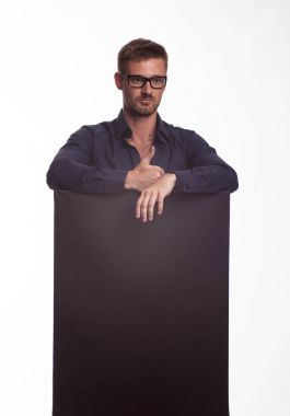 Sunu gösterilen, afiş üzerinde işaret kendine güvenen delikanlı