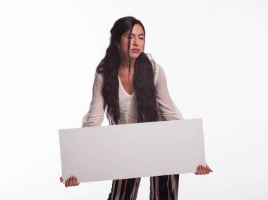 Sunu gösterilen, afiş üzerinde işaret eden genç dalgın kadın