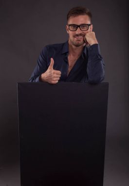 Sunu gösterilen, afiş üzerinde işaret mutlu delikanlı