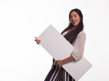 Sunu gösterilen, afiş üzerinde işaret eden genç oynak kadın