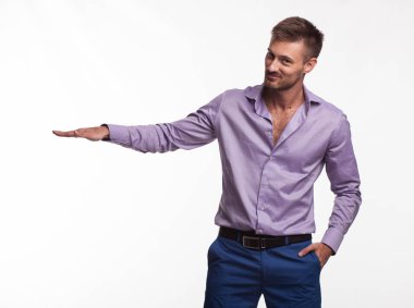 Kendine güvenen delikanlı eller tarafından gösterilen