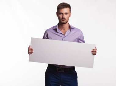 Sunu gösterilen, afiş üzerinde işaret ciddi delikanlı