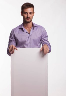 Sunu gösterilen, afiş üzerinde işaret ciddi delikanlı