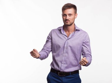 Eller tarafından gösterilen genç huysuz adam