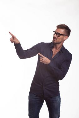 Şaka delikanlı eller tarafından gösterilen