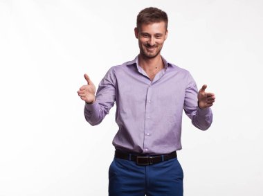 Eller tarafından gösterilen genç memnun adam