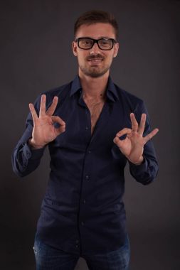 Kendine güvenen delikanlı eller tarafından gösterilen