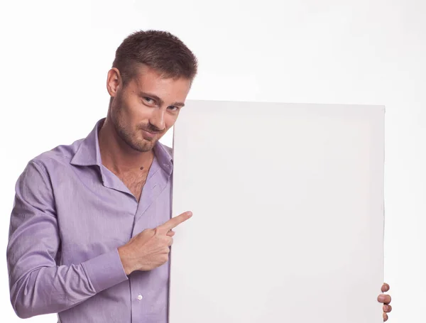 Jovem brincalhão mostrando apresentação, apontando no cartaz — Fotografia de Stock