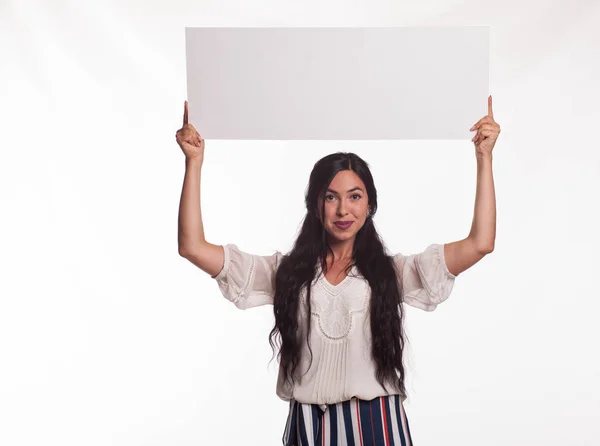 Joven mujer feliz mostrando la presentación, señalando en el cartel — Foto de Stock