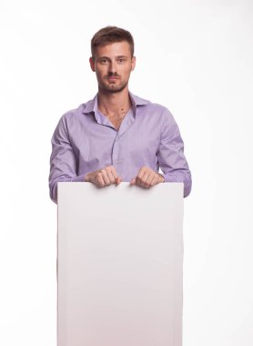 Sunu gösterilen, afiş üzerinde işaret ciddi delikanlı