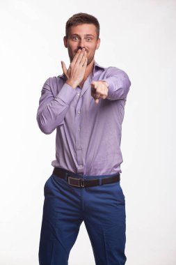 Eller tarafından gösterilen genç şaşırmış adam