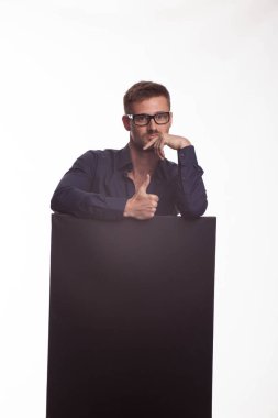 Sunu gösterilen, afiş üzerinde işaret kendine güvenen delikanlı