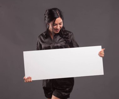 Sunu gösterilen, afiş üzerinde işaret eden genç kendine güvenen kadın