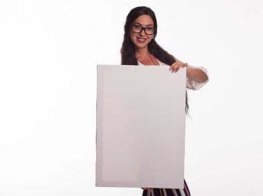 Sunu gösterilen, afiş üzerinde işaret eden kadın genç sevindim