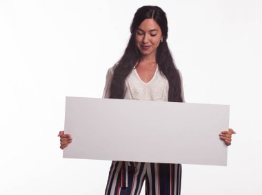 Sunu gösterilen, afiş üzerinde işaret eden genç dalgın kadın