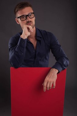 Sunu gösterilen, afiş üzerinde işaret kendine güvenen delikanlı