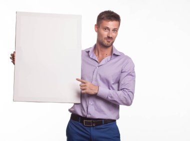 Sunu gösterilen, afiş üzerinde işaret oynak delikanlı