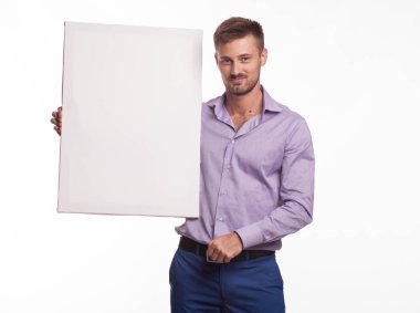 Sunu gösterilen, afiş üzerinde işaret kendine güvenen delikanlı