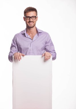 Sunu gösterilen, afiş üzerinde işaret mutlu delikanlı