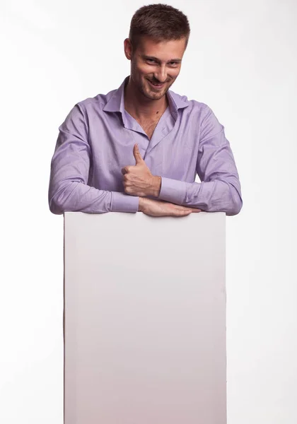 Молодой счастливый человек показывает презентацию, указывая на плакат — стоковое фото