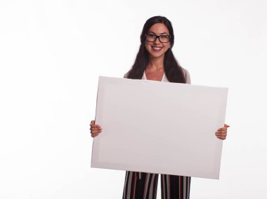 Sunu gösterilen, afiş üzerinde işaret mutlu kadın