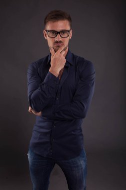 Eller tarafından gösterilen genç seksi adam