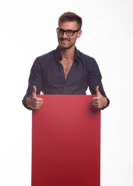 Sunu gösterilen, afiş üzerinde işaret mutlu delikanlı