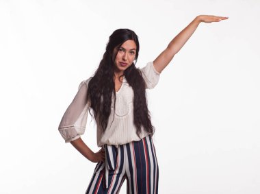 Mutlu kadın eller tarafından gösterilen