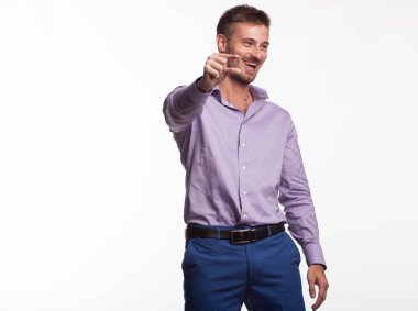 Neşeli delikanlı eller tarafından gösterilen