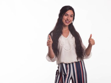 Mutlu kadın eller tarafından gösterilen