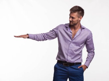 Kendine güvenen delikanlı eller tarafından gösterilen