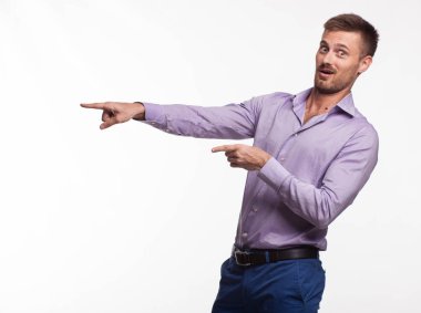 Eller tarafından gösterilen genç şaşırmış adam