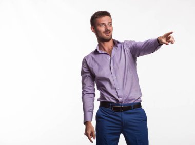 Eller tarafından gösterilen genç şaşırmış adam