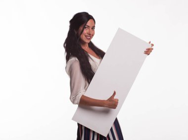 Sunu gösterilen, afiş üzerinde işaret mutlu kadın