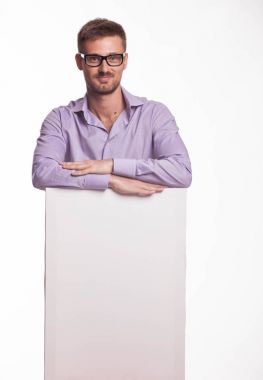 Sunu gösterilen, afiş üzerinde işaret kendine güvenen delikanlı