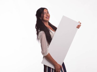 Sunu gösterilen, afiş üzerinde işaret eden genç oynak kadın